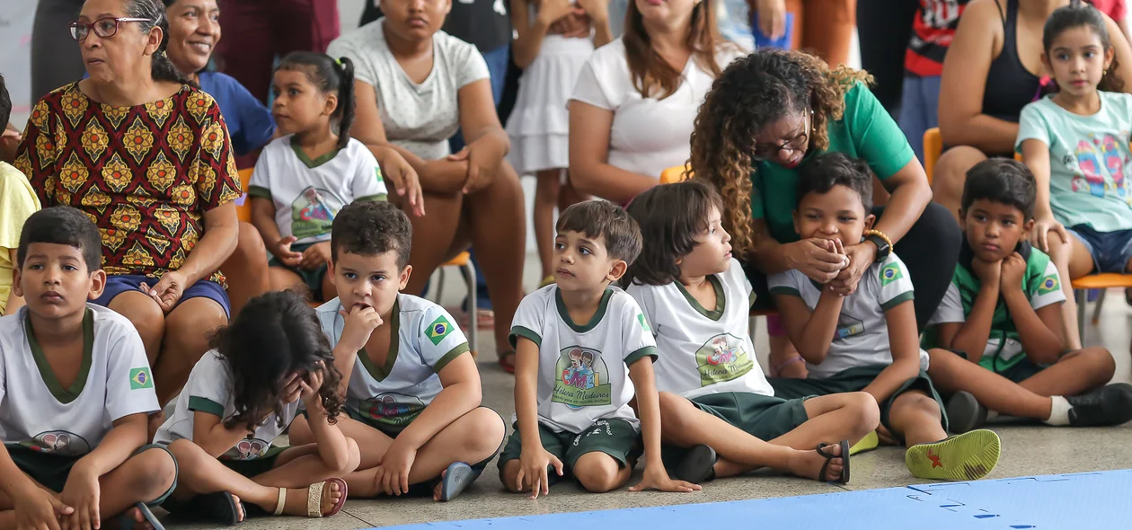 Alunos do escola Helena Medeiros, no bairro São Joaquim
