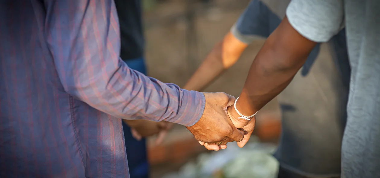 Amigos deram as mãos e rezam o pai nosso