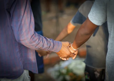 Amigos deram as mãos e rezam o pai nosso