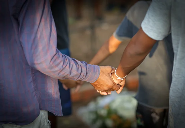 Amigos deram as mãos e rezam o pai nosso