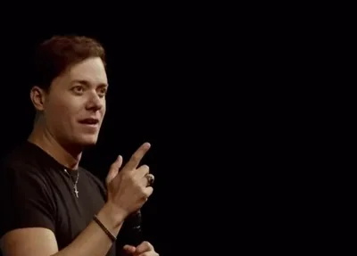 André Valadão durante culto nos EUA