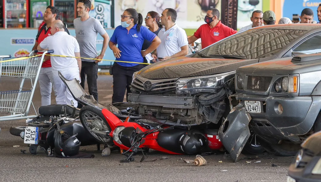 Após o acidente, o idoso saiu do carro, caiu e bateu a cabeça no chão
