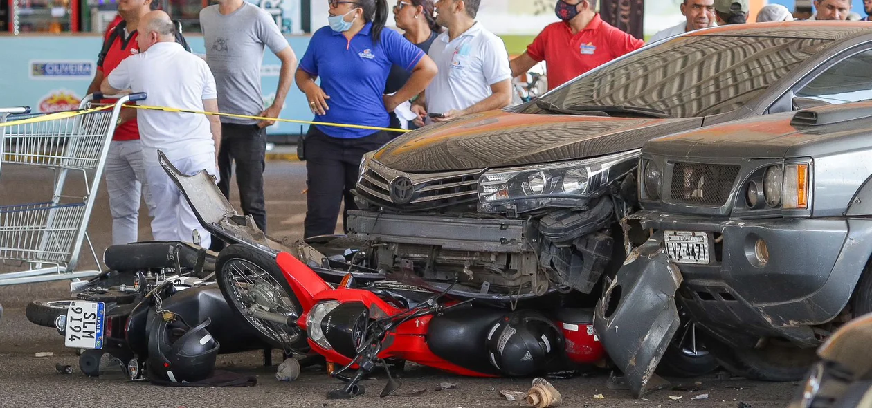 Após o acidente, o idoso saiu do carro, caiu e bateu a cabeça no chão