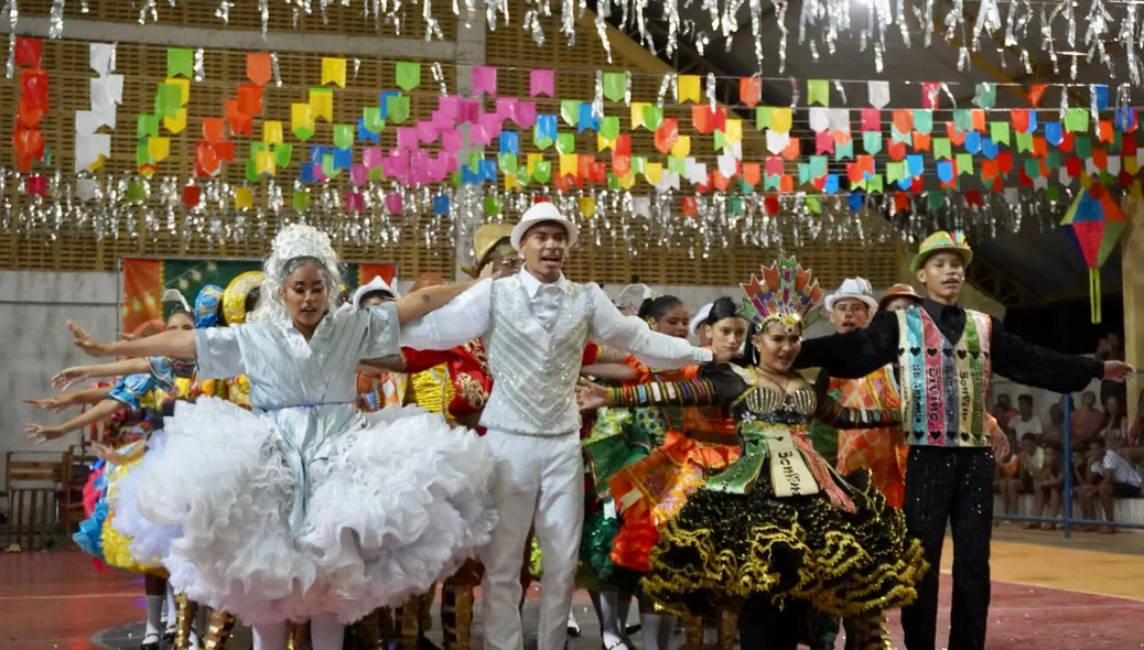 Apresentação junina no encerramento da Festa das Férias
