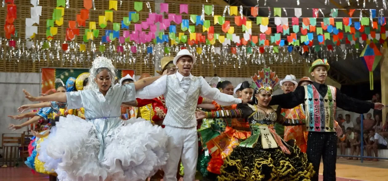 Apresentação junina no encerramento da Festa das Férias