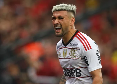 Arrascaeta comemora gol que abriu o placar do duelo