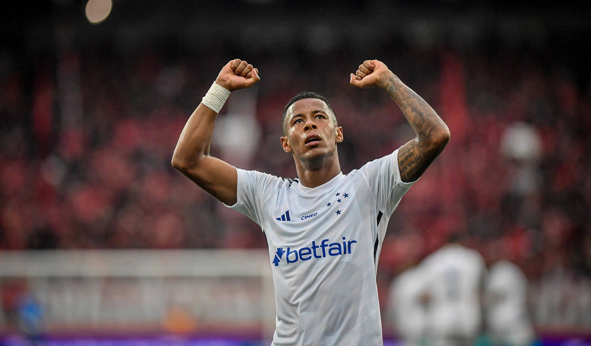 Arthur Gomes fez dois gols do Cruzeiro e foi um dos destaques da partida