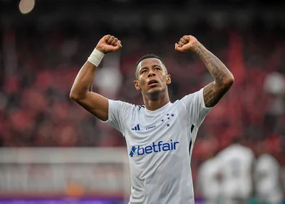 Arthur Gomes fez dois gols do Cruzeiro e foi um dos destaques da partida