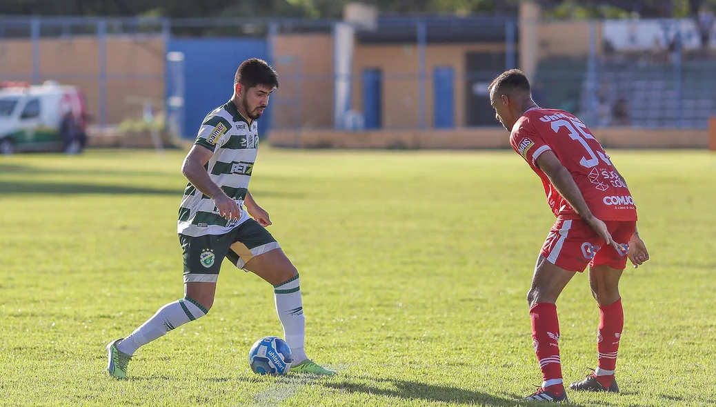 Atacante Yan, do Altos, tenta se livrar de Gilvan, do América-RN