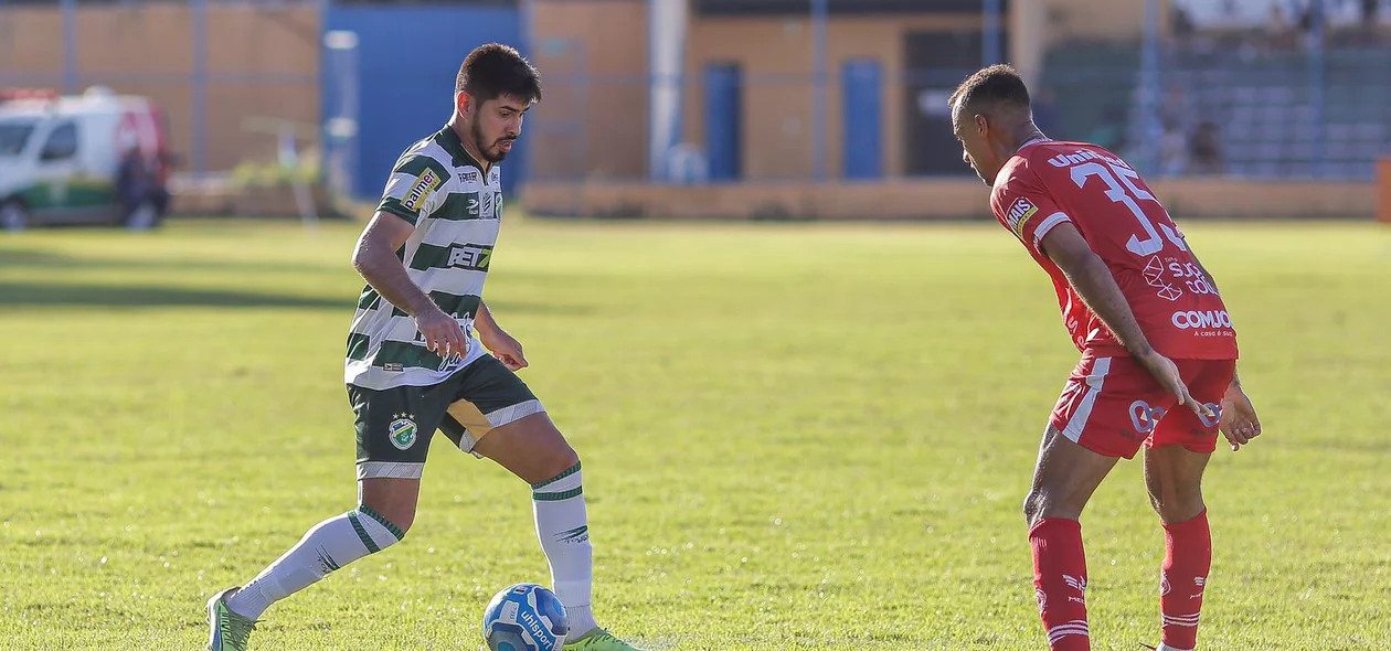 Atacante Yan, do Altos, tenta se livrar de Gilvan, do América-RN