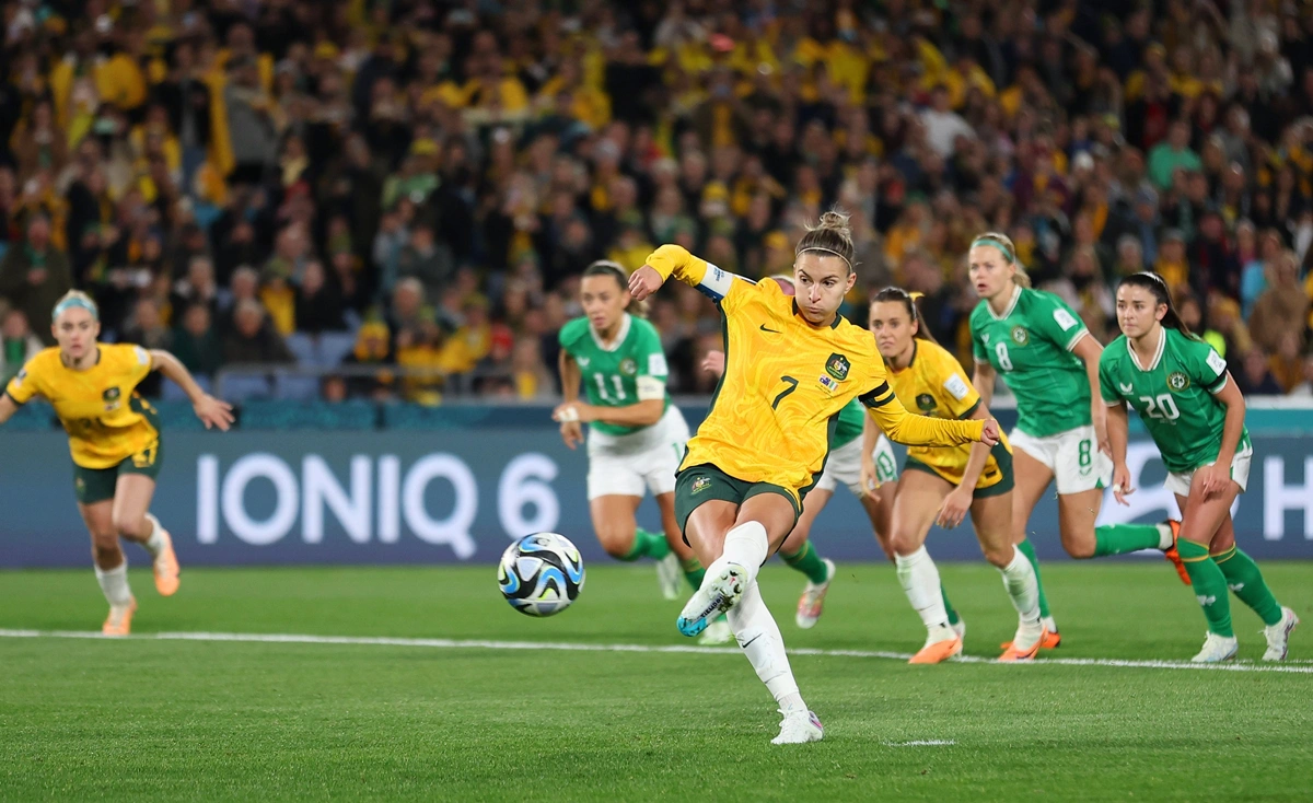 Austrália venceu Irlanda com gol de pênalti de Catley
