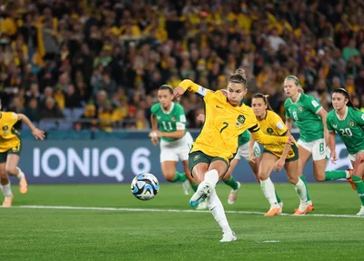 Austrália venceu Irlanda com gol de pênalti de Catley