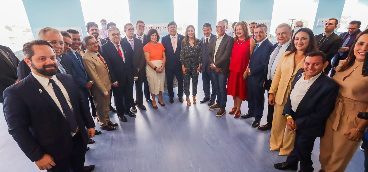 Autoridades presentes na inauguração