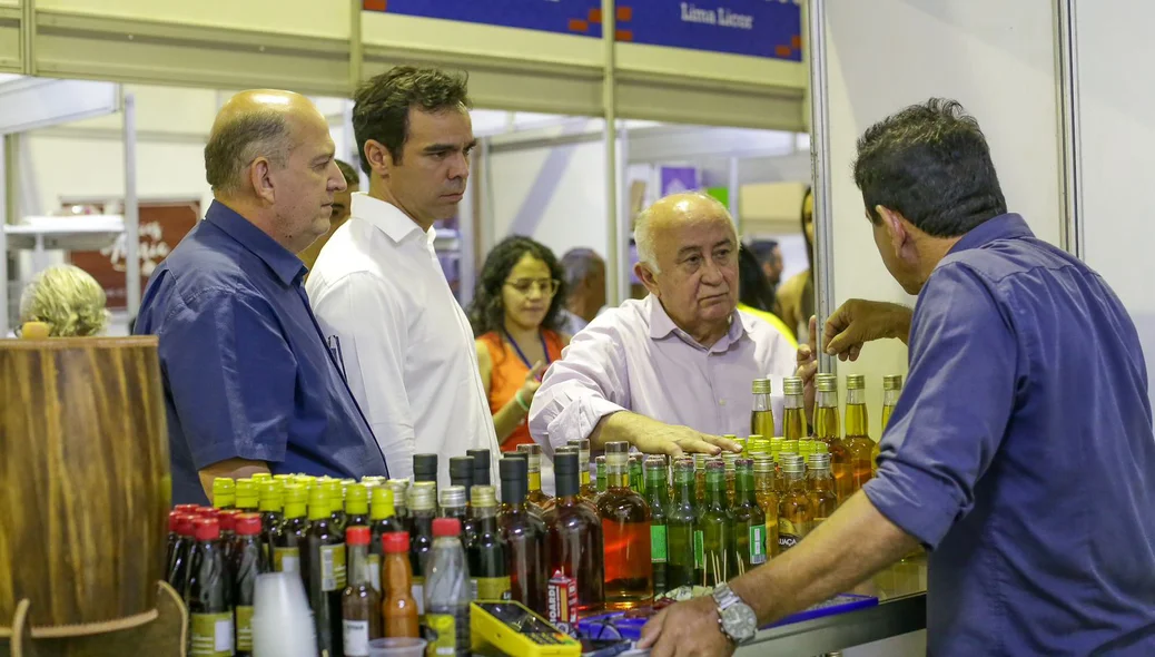 Autoridades visitando a feira
