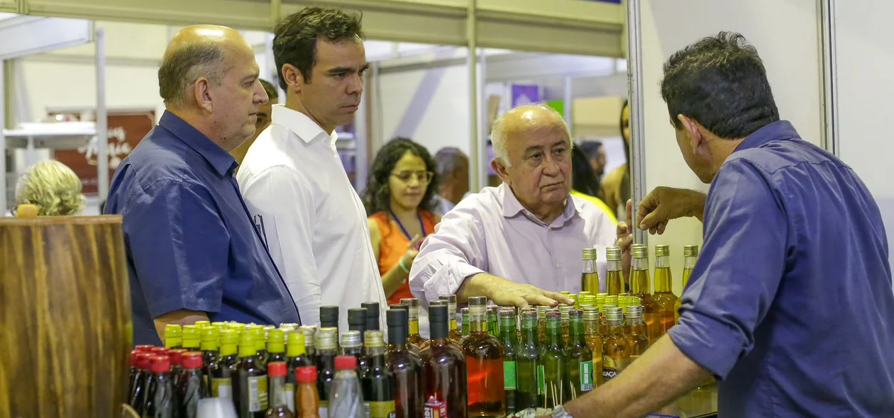 Autoridades visitando a feira