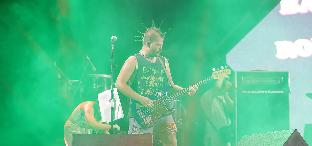 Baixista da banda Banheiro de Rodoviária
