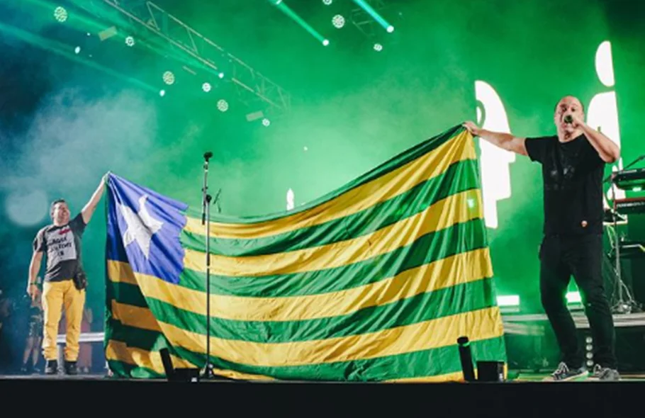 Bandeira do Piauí no palco do Biquini