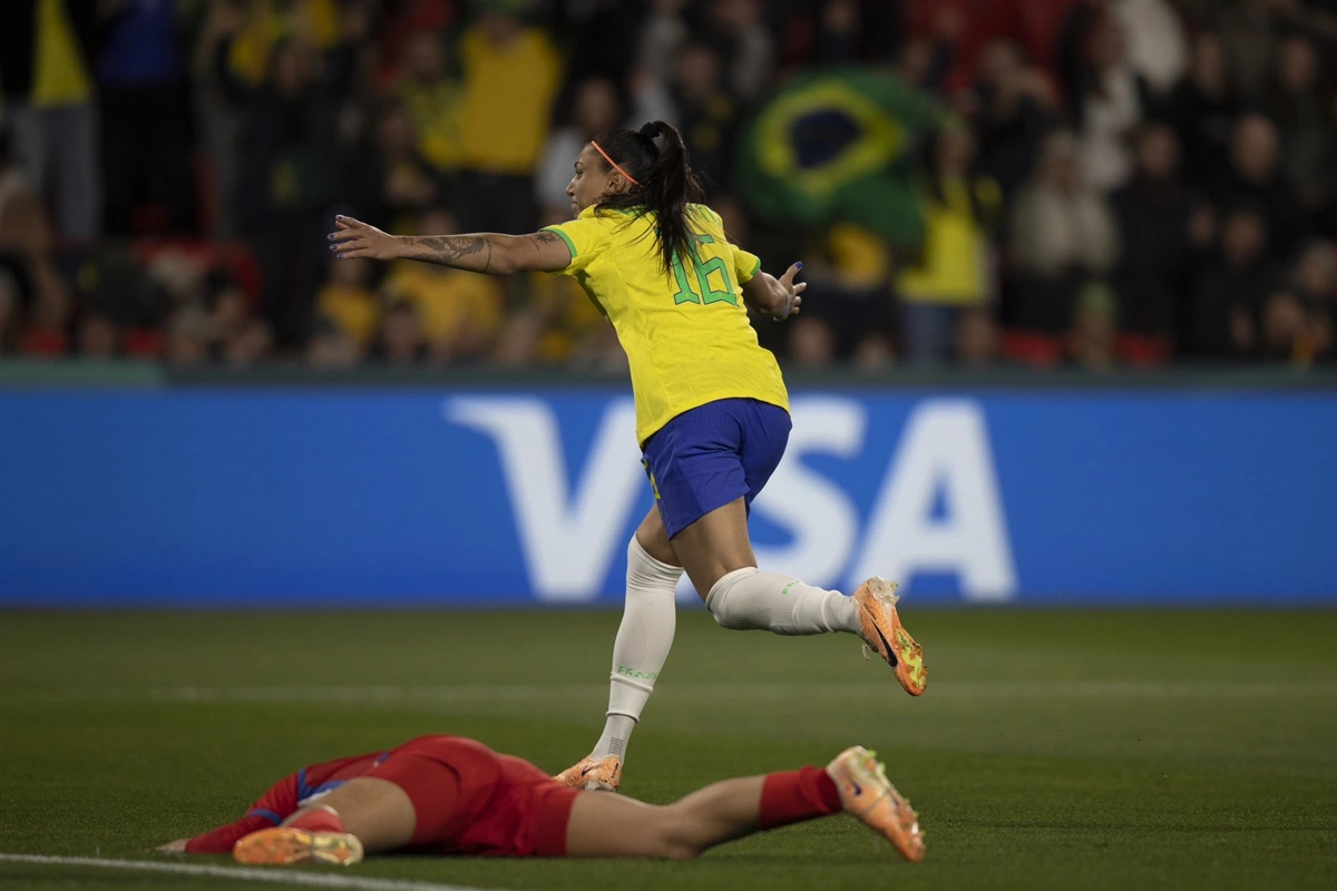 Bia Zaneratto comemora terceiro gol da seleção brasileira