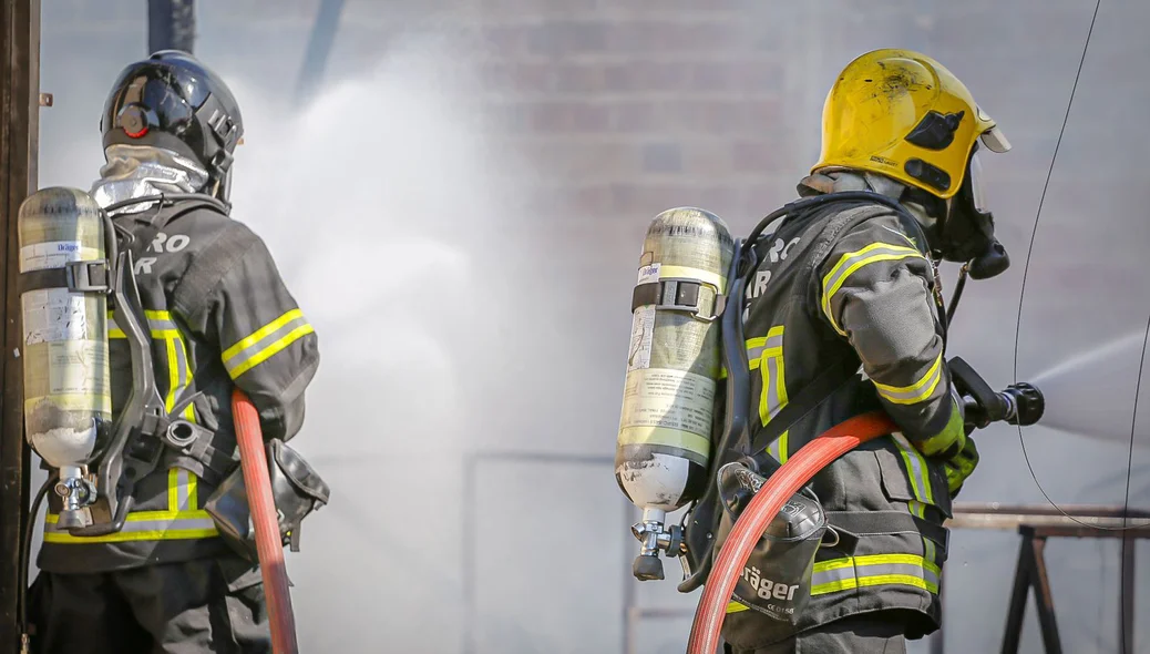 Bombeiros combateram as chamas