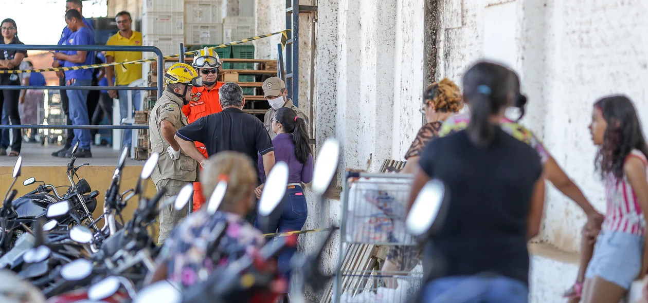 Bombeiros conversando com funcionários do supermercado