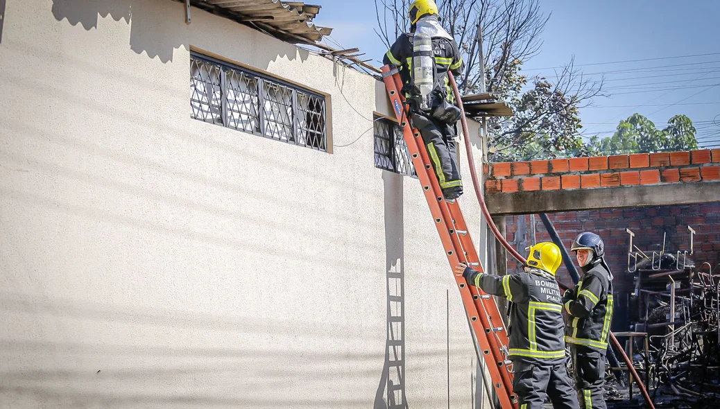 Bombeiros em ação no combate às chamas na fábrica de estofados no Parque Poti