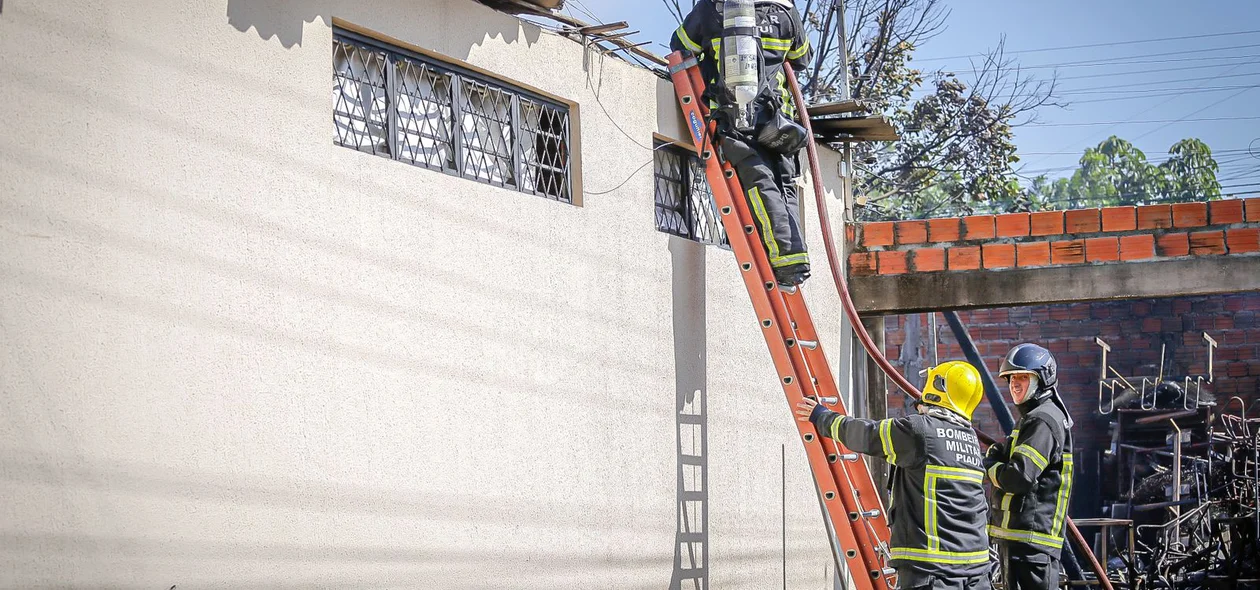 Bombeiros em ação no combate às chamas na fábrica de estofados no Parque Poti