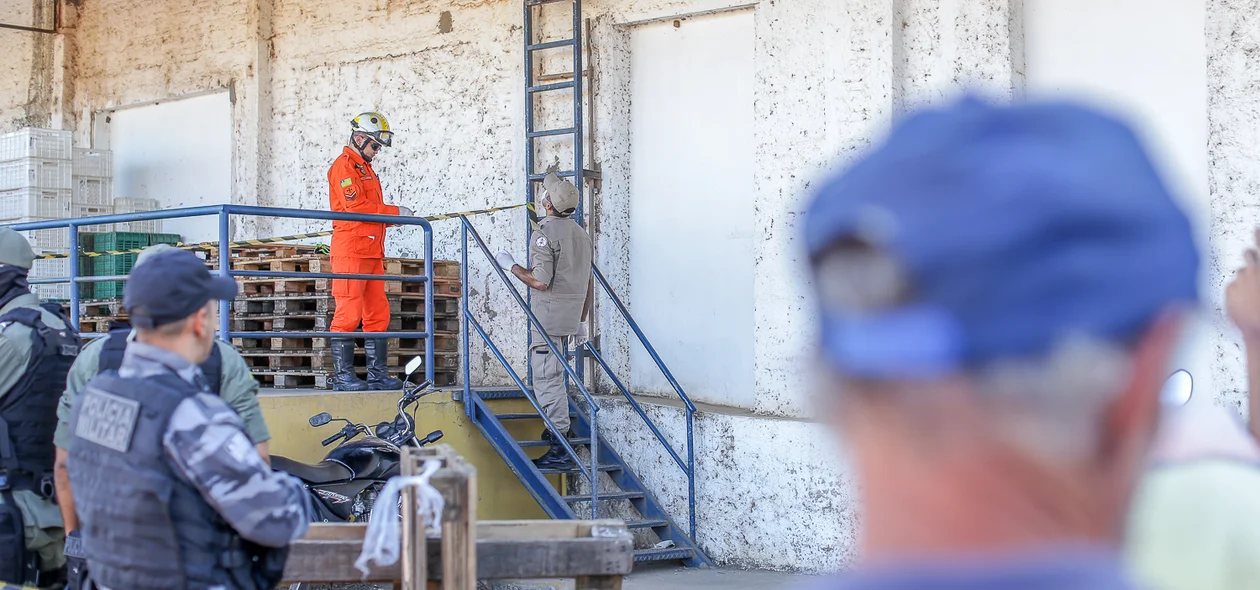 Bombeiros fazendo os procedimentos legais