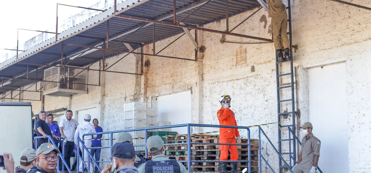 Bombeiros foram até o telhado para retirar o corpo