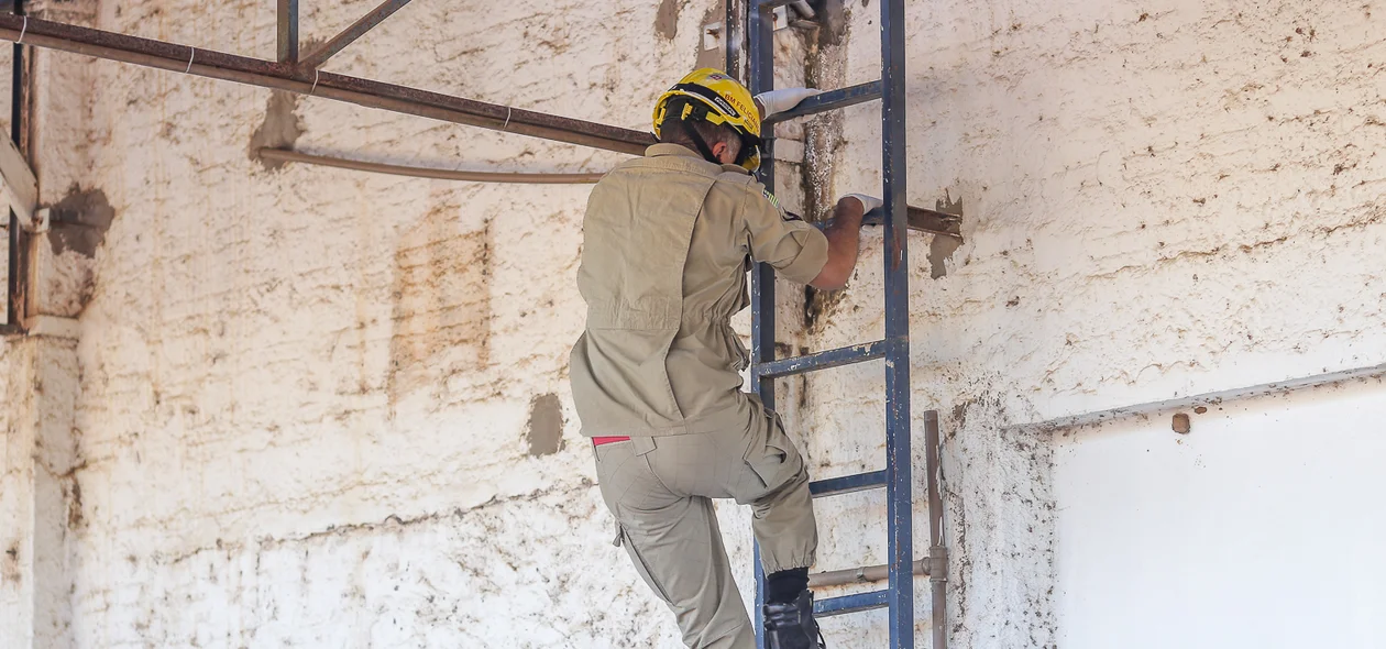 bombeiros subiram até o teto do supermercado em Teresina