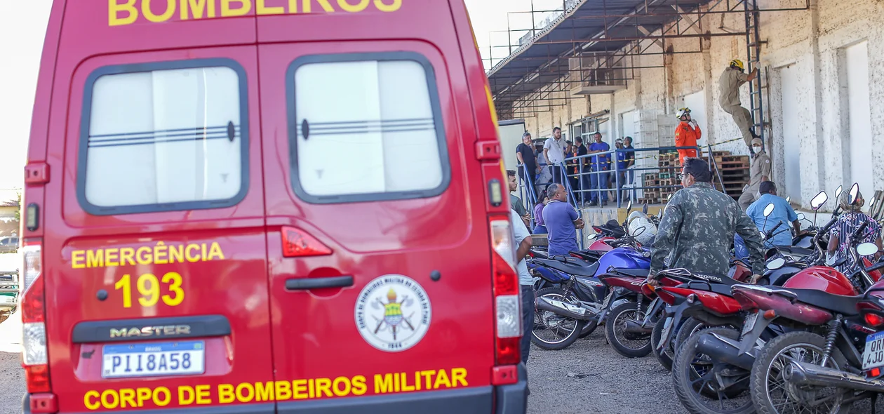 Bombeiros trabalhando para remover o corpo