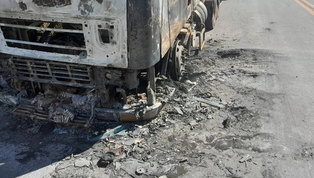 Cabine da carreta ficou destruída