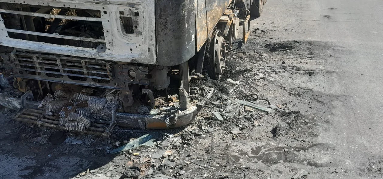 Cabine da carreta ficou destruída