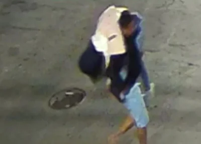 Câmeras flagraram o momento em que um homem carregou a vítima nos ombros
