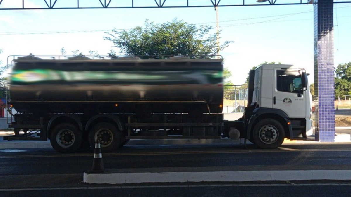 Caminhão com 15.200 litros de leite apreendido