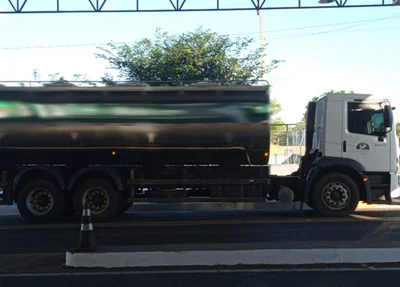 Caminhão com 15.200 litros de leite apreendido