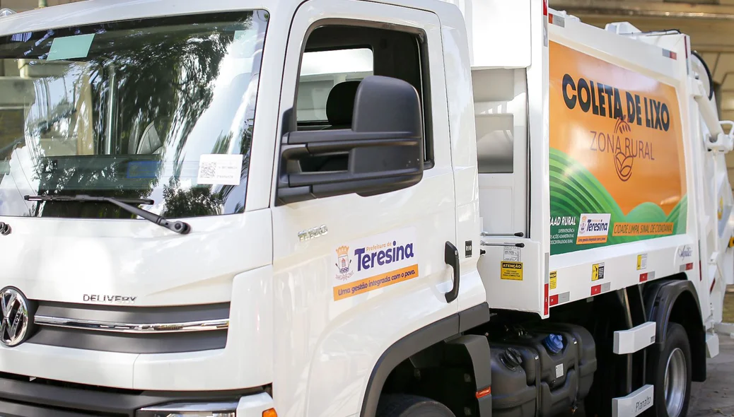 Caminhão de coleta para a zona rural de Teresina