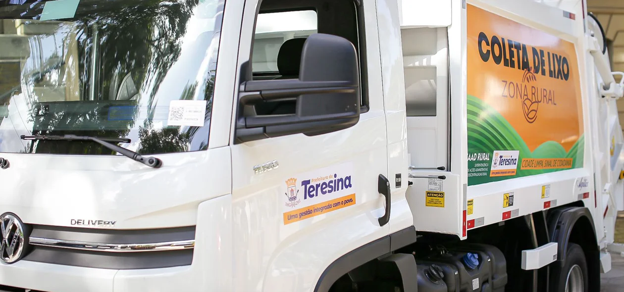 Caminhão de coleta para a zona rural de Teresina