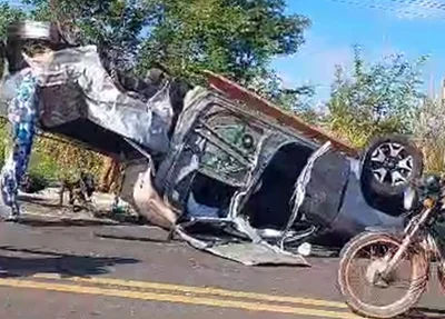 Caminhonete capotou em acidente na BR 316