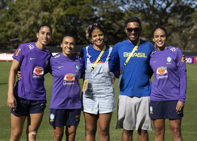 Campeã mundial de natação, Etiene Medeiros, visita treino da seleção feminina de futebol na Austrália
