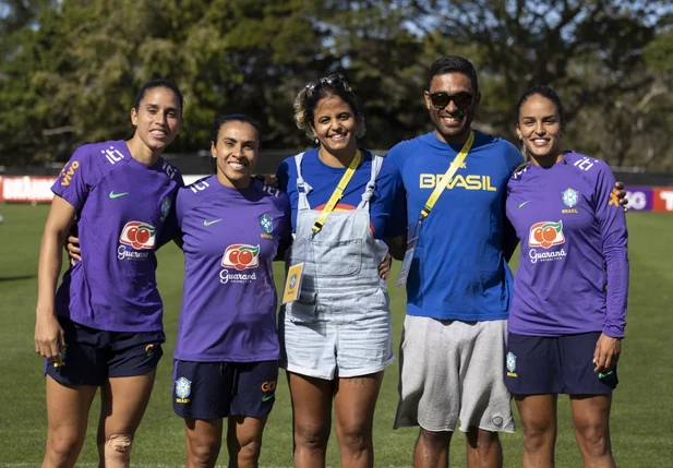 Campeã mundial de natação, Etiene Medeiros, visita treino da seleção feminina de futebol na Austrália