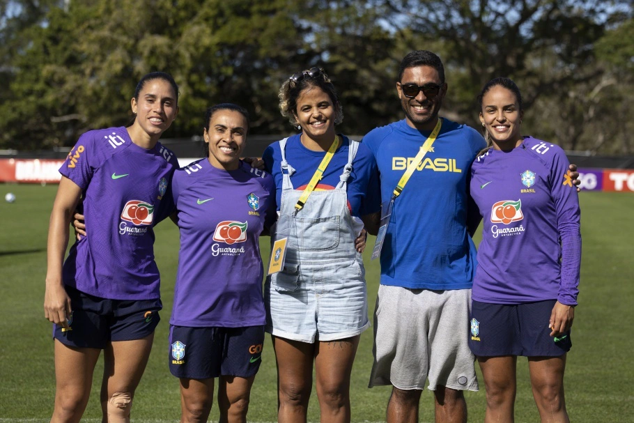 Campeã mundial de natação, Etiene Medeiros, visita treino da seleção feminina de futebol na Austrália