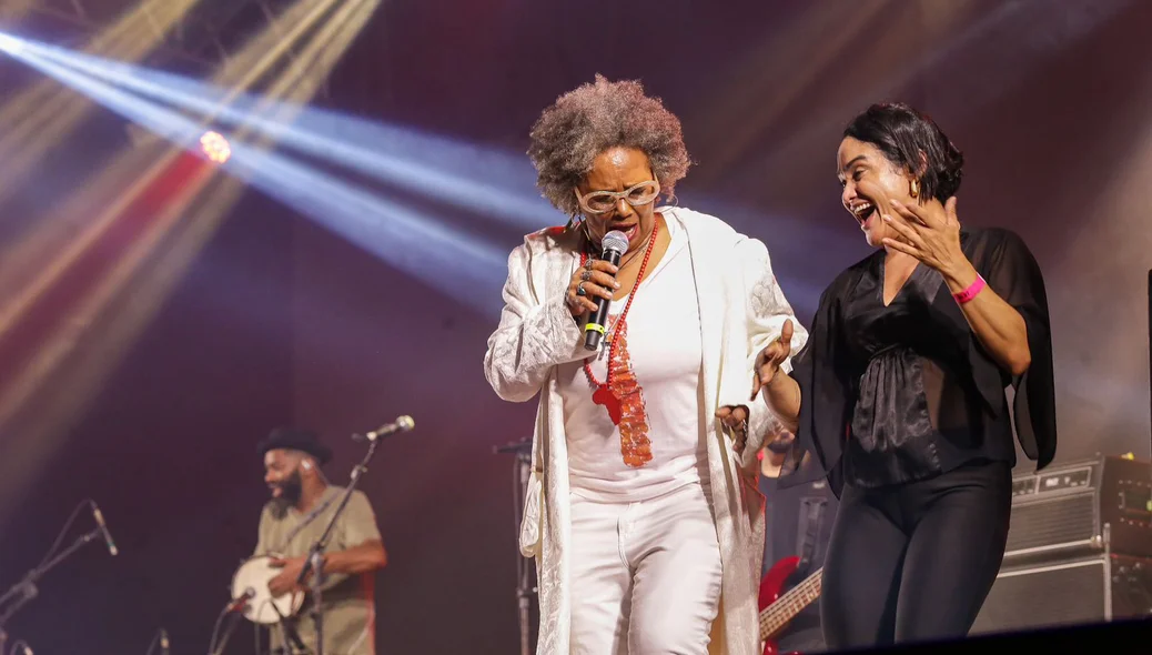 Cantora Sandra Sá no palco do Piauí Pop