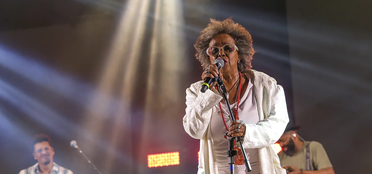 Cantora Sandra de Sá se apresentou na noite de sábado