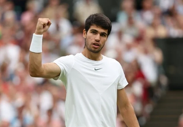Carlos Alcaraz venceu Holge Rune por três sets a zero e está nas semifinais de Wimbledon