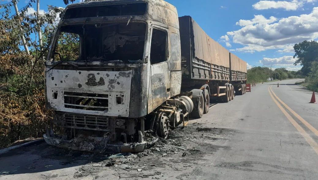 Carreta pegou fogo na manhã desta sexta-feira