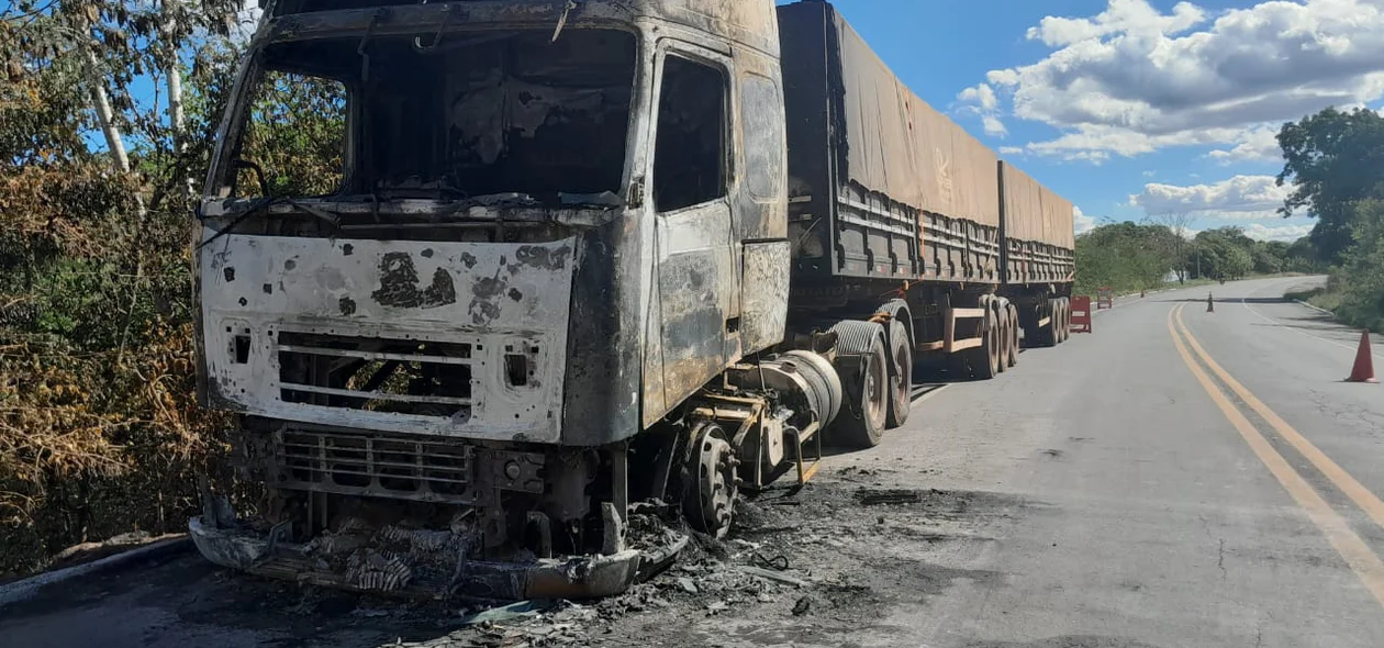 Carreta pegou fogo na manhã desta sexta-feira