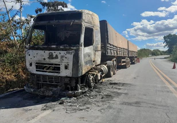 Carreta pegou fogo na manhã desta sexta-feira