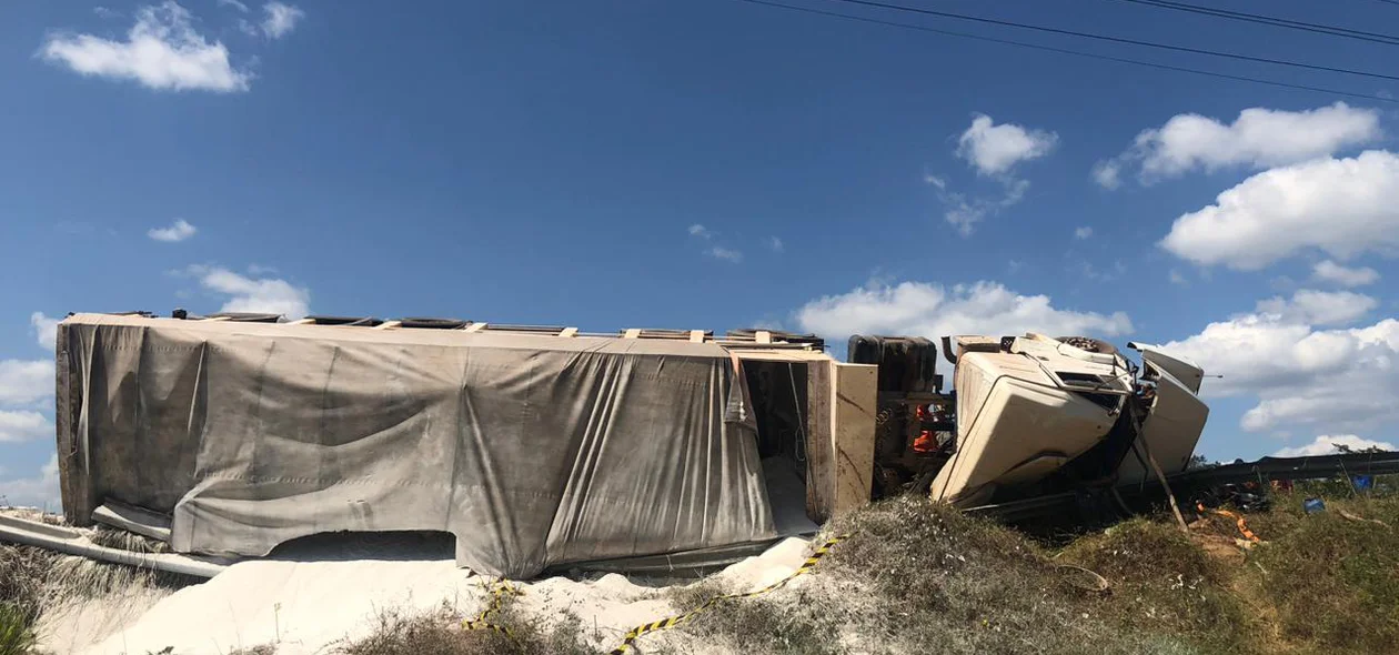 Carreta tomba no Rodoanel de Teresina e mata motorista
