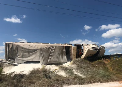 Carreta tomba no Rodoanel de Teresina e mata motorista