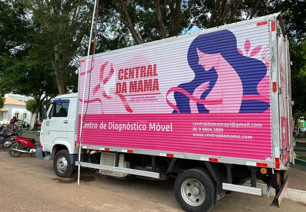 Carro da Mamografia realiza exames em mulheres em Esperantina